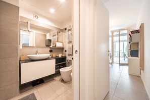 Dusj, hårføner, bidé og håndklær