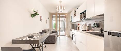 Kühlschrank, Mikrowelle, Ofen, Herdplatte