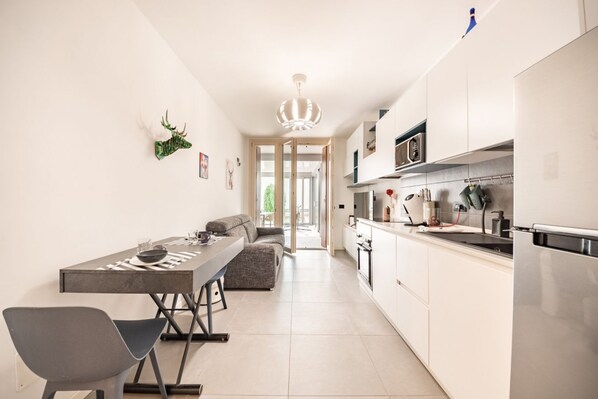 冷蔵庫、電子レンジ、オーブン、コンロ