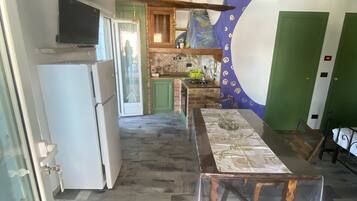 Fridge, oven, stovetop, coffee/tea maker