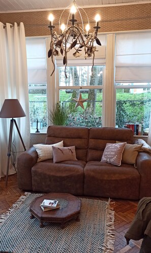 Smart TV, DVD player, books - FeWo im Sahneröschen - for your good time in Magdeburg (Magdeburg)