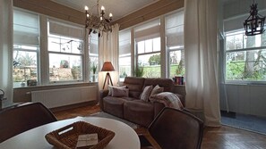 Smart TV, DVD player, books - FeWo im Sahneröschen - for your good time in Magdeburg (Magdeburg)