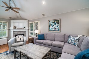 Een televisie en een open haard