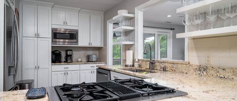 ثلاجة، ميكروويف، فرن، موقد طهي مسطح