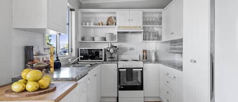 Jääkaappi, mikroaaltouuni, uuni, liesi