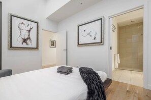 2 slaapkamers, een bureau, een strijkplank/strijkijzer, wifi