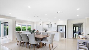 Dining - CASA BARNHILL - THE VINTAGE HOLIDAY HOUSES (POKOLBIN)