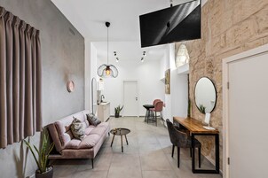 Design Studio Suite, Kitchen, Garden View | Egyptian cotton sheets, premium bedding, memory foam beds, minibar