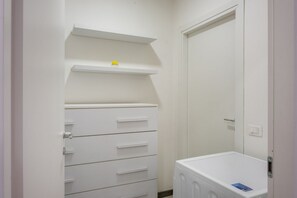 Een douche, een haardroger, een bidet, handdoeken