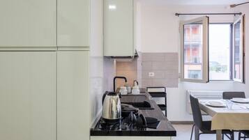 Frigorifero, forno, piano cottura, lavastoviglie