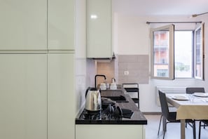 Frigorifero, forno, piano cottura, lavastoviglie