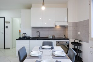 Fridge, oven, stovetop, dishwasher