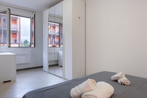 1 habitación, tabla de planchar con plancha, internet y ropa de cama