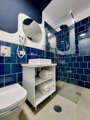 Suite Club, 2 lits doubles | Douche de la salle de bain