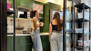 A modern kitchen with green cabinets, a microwave, and a coffee machine. - Atypicap Capsule Hostel (Puerto de la Cruz)