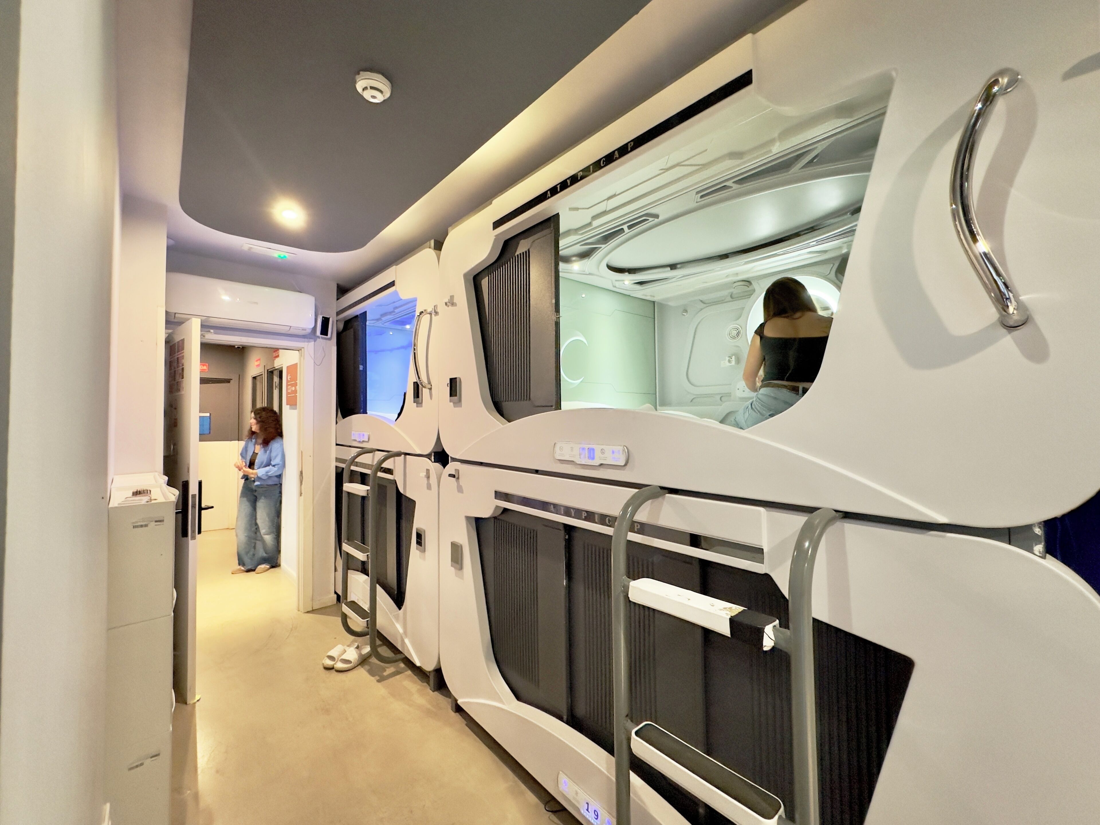 Un vagón de tren moderno con cabina privada, panel de control y ventana.