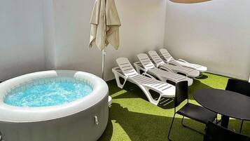 Club suite, 2 tweepersoonsbedden | Privéspabad