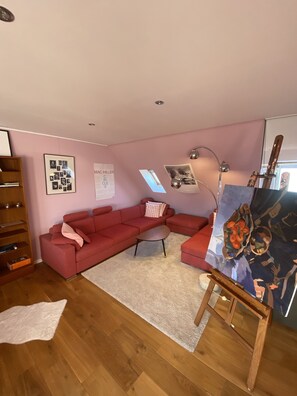 1 bedroom, blackout curtains, soundproofing, iron/ironing board - Artist's Loft (Ghent)
