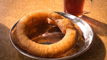 Desayuno con opciones de la cocina local todos los días (con cargo)