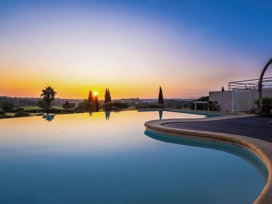 Una piscina al aire libre de temporada, sillones reclinables de piscina