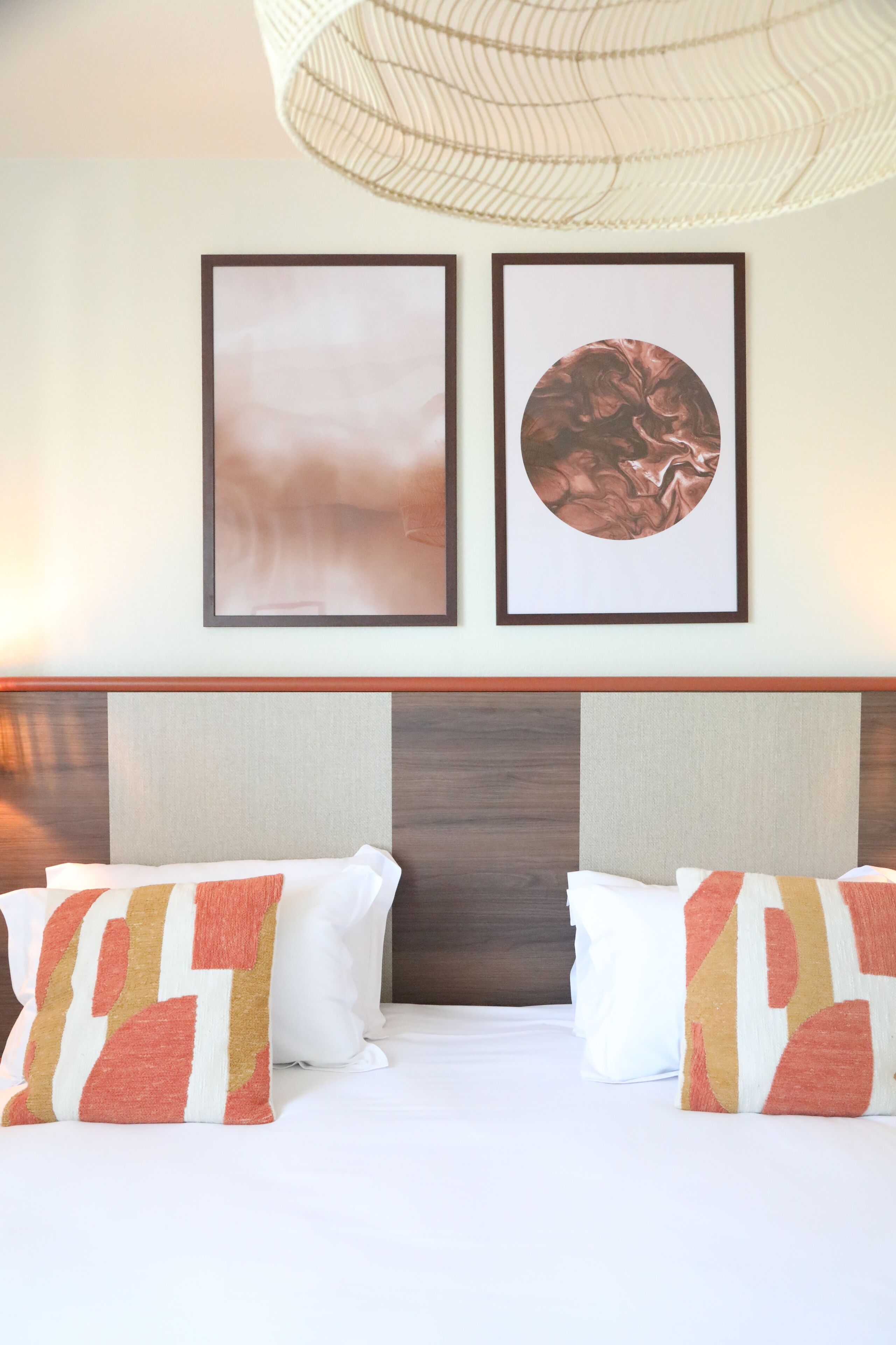 Escritorio, espacio para trabajar con laptop y insonorización 