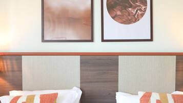 Escritorio, espacio para trabajar con laptop y insonorización