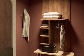 Escritorio y espacio para trabajar con laptop 