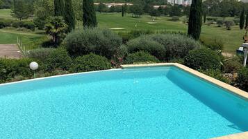 Piscine extérieure (ouverte en saison), chaises longues