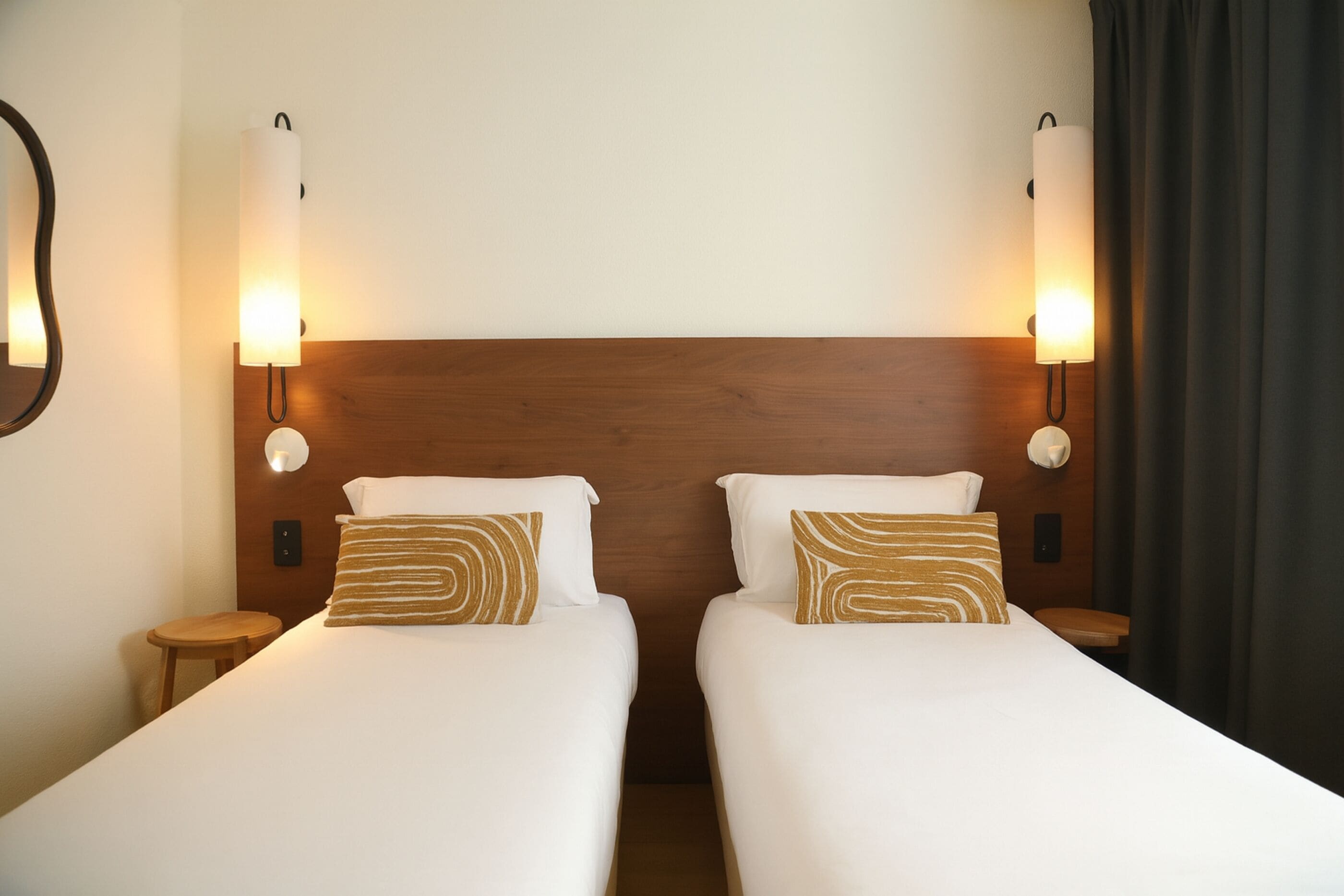 Habitació amb dos llits individuals estàndard | Escriptori i espai de treball apte per a portàtils 