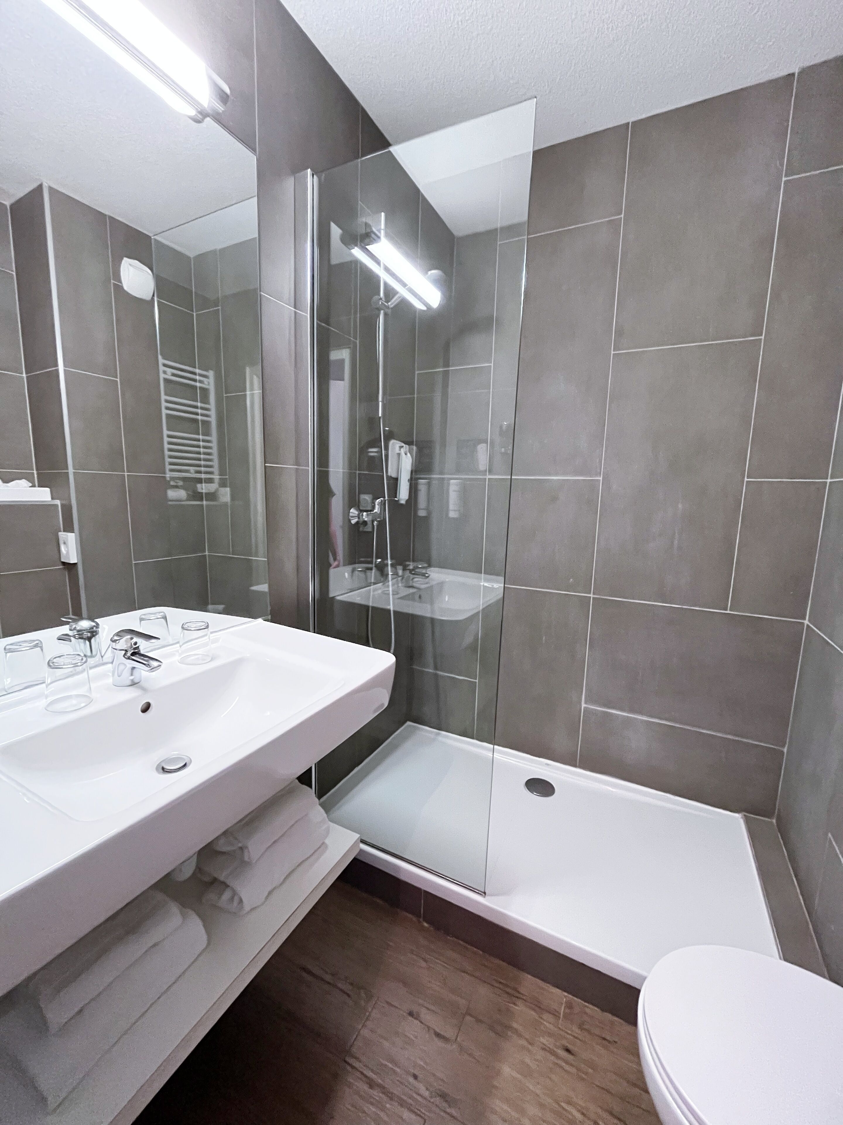 Bañera y ducha independientes, toallas