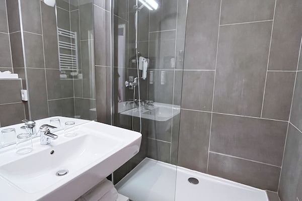 Separate tub and shower, towels