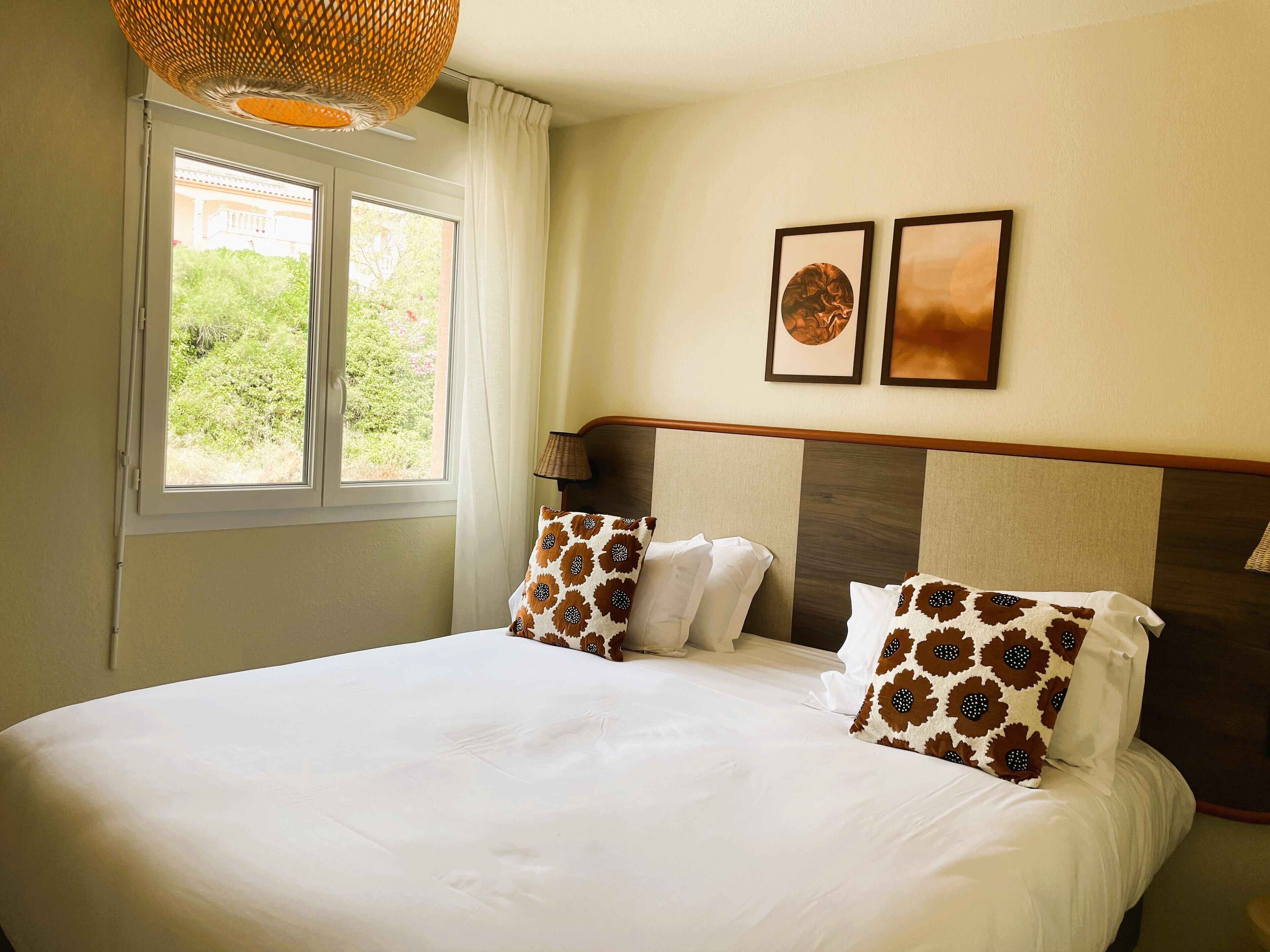 Appart Hotel Cote Garrigue | Desk, laptop workspace, soundproofing, free cribs/infant beds
