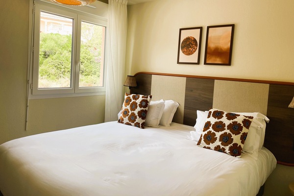 Appart Hotel Cote Garrigue | Laptop workspace, soundproofing, cribs (free), WiFi (free)