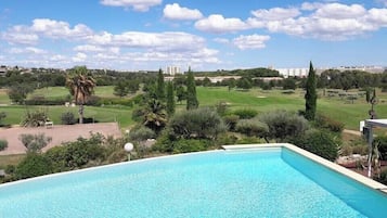 Piscine extérieure (ouverte en saison), chaises longues