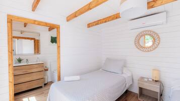 12 slaapkamers, een strijkplank/strijkijzer, reisbedje, internet