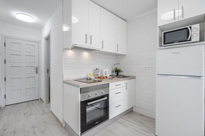Fridge, microwave, oven, stovetop - Magnificent Apartment in El Dorado building, in Playa de las Américas (Playa de la Américas)