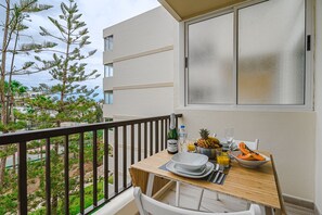 Outdoor dining - Magnificent Apartment in El Dorado building, in Playa de las Américas (Playa de la Américas)