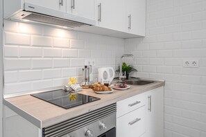 Réfrigérateur, four à micro-ondes, un four, surface de cuisson