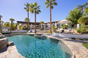 Piscine chauffée, chaises longues