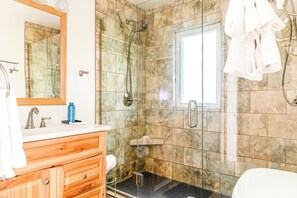 Bathtub, hair dryer, towels - 550 ft from Beach, Pets OK, Bikes, Fire Pit (Michiana)