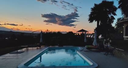 From the old barn comes a large room on two levels with large windows.