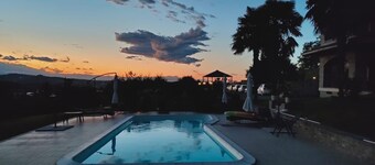 From the old barn comes a large room on two levels with large windows.