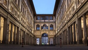A spacious courtyard with classical architecture, featuring columns and statues. - SPIRIT OF FLORENCE Boutique Rooms (Florence)