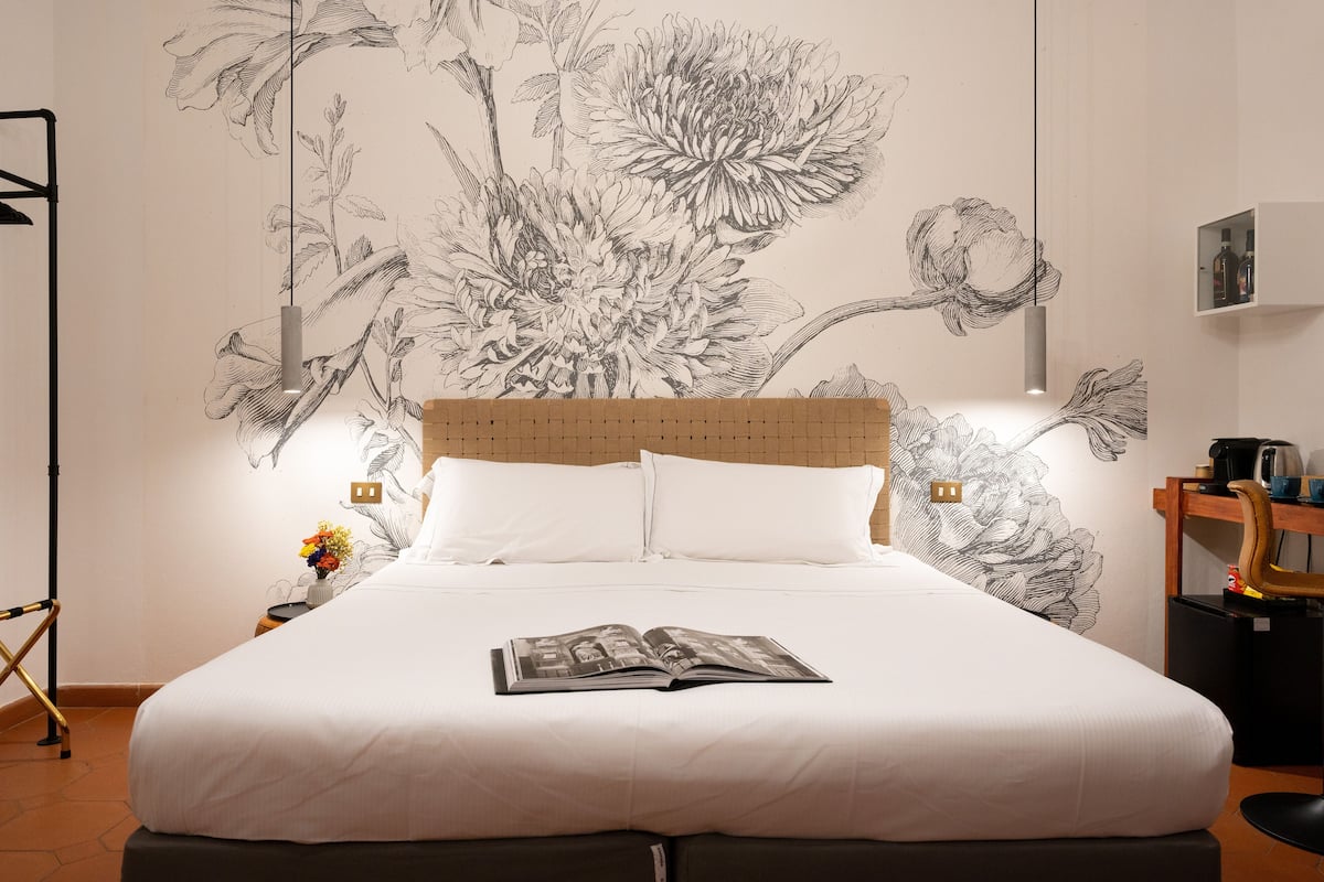 Hypo-allergenic bedding, minibar, blackout drapes, soundproofing