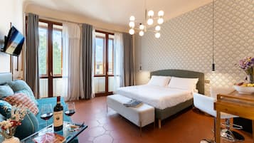 Panorama driepersoonskamer, 1 slaapkamer, airconditioning, uitzicht op de stad | Hypoallergeen beddengoed, een minibar, verduisterende gordijnen