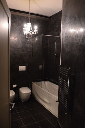 Ensemble douche/baignoire, sèche-cheveux, bidet, serviettes fournies