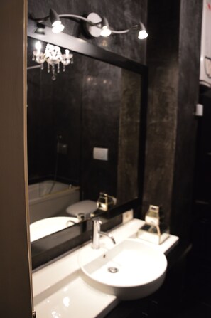 Combined shower/bathtub, hair dryer, bidet, towels - A WINDOW ON CASTEL SANT'ANGELO (Roma)