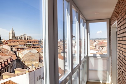 The View - Renovated apartment with views of the Cathedral - leonapartamentos