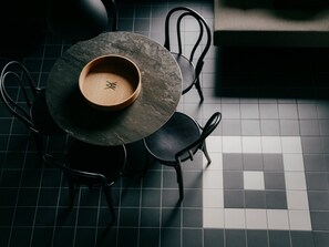 Presidential-Penthouse, Terrasse | Essbereich im Zimmer