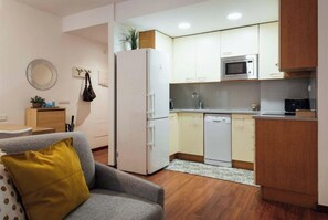 Réfrigérateur, micro-ondes, four, plaque de cuisson